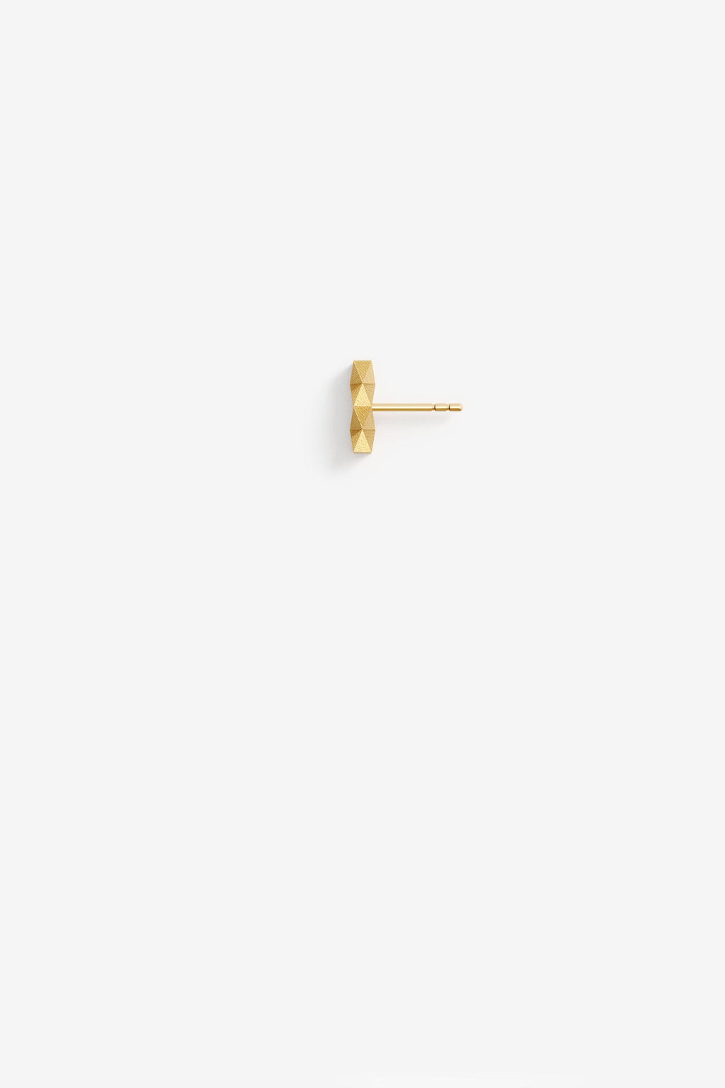 Kleiner Ohrring XFBE322S aus der Serie XF von Fine Principles — geometrischer und minimalistischer Schmuck mit 32 Facetten, nachhaltig gefertigt aus recyceltem Gold.