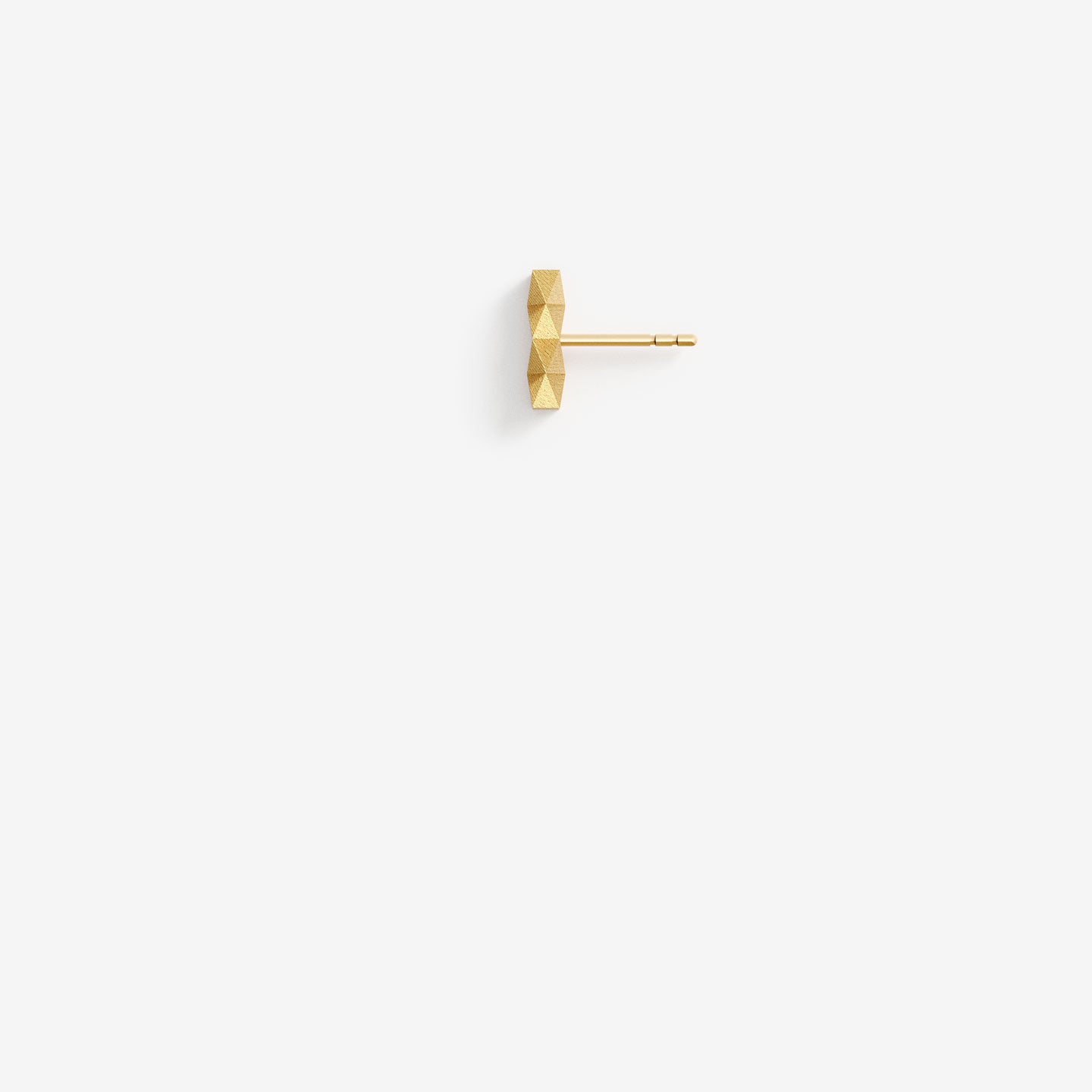 Kleiner Ohrring XFBE322S aus der Serie XF von Fine Principles — geometrischer und minimalistischer Schmuck mit 32 Facetten, nachhaltig gefertigt aus recyceltem Gold.