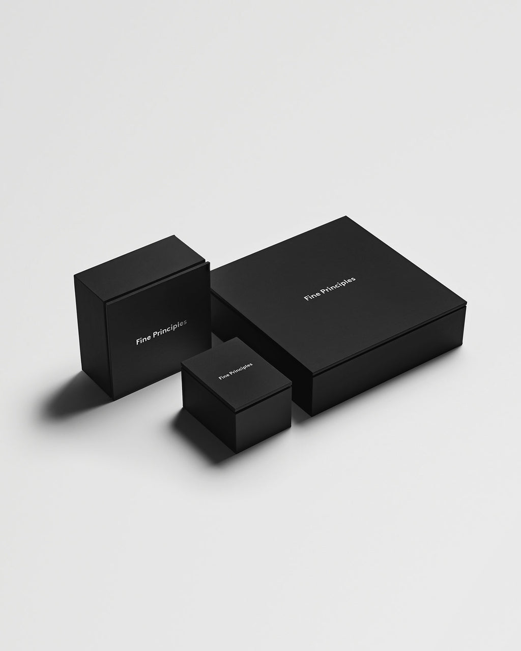 Der facettenreiche Schmuck von Fine Principles wird in eleganter und hochwertiger schwarzer Verpackung geliefert — nachhaltig und fair.