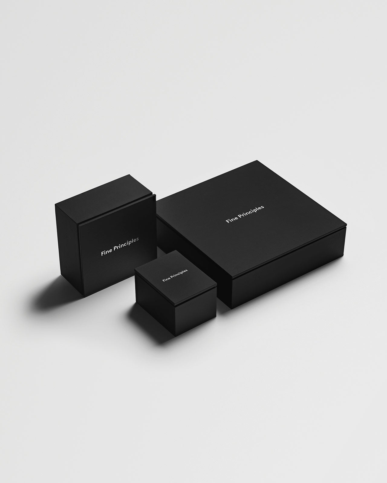 Der facettenreiche Schmuck von Fine Principles wird in eleganter und hochwertiger schwarzer Verpackung geliefert — nachhaltig und fair.