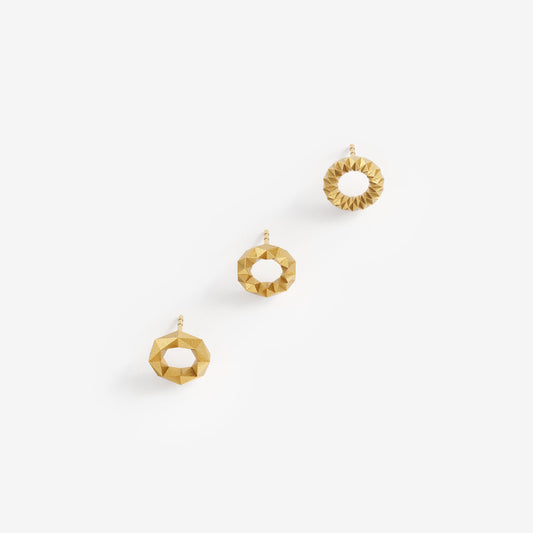 Vergoldete Kreisohrringe im geometrischen Design aus recyceltem RJC 935 Silber — Serie XF von Fine Principles, für einen eleganten Look.