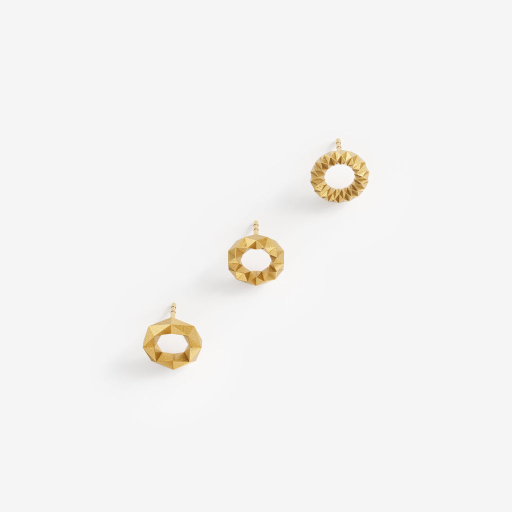 Vergoldete Kreisohrringe im geometrischen Design aus recyceltem RJC 935 Silber — Serie XF von Fine Principles, für einen eleganten Look.