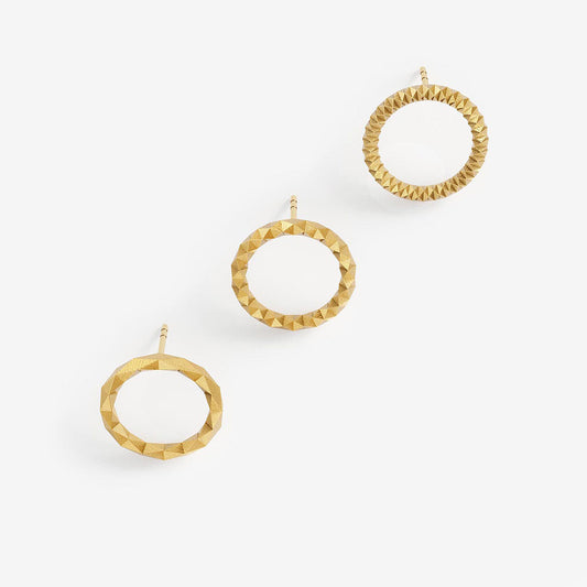 Vergoldetes Kreisohrring-Set Größe M aus recyceltem RJC 935 Silber — Serie XF von Fine Principles, inspiriert von klarer Formensprache und nachhaltiger Qualität.