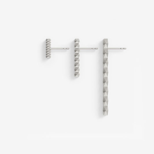 Stabohrring-Set mit 128 Facetten in drei Größen, gefertigt aus recyceltem RJC 935 Silber — Serie XF von Fine Principles, für ein geometrisches Design und nachhaltige Qualität.